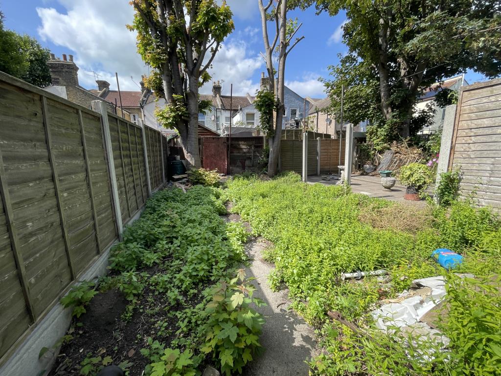 Lot: 155 - THREE-BEDROOM TERRACE HOUSE FOR IMPROVEMENT - outside image of rear garden from house
